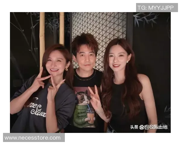 与足球明星亲密合影幼儿园版小朋友们的梦想瞬间尽显童真与活力 与足球明星亲密合影幼儿园版小朋友们的梦想瞬间尽显童真与活力